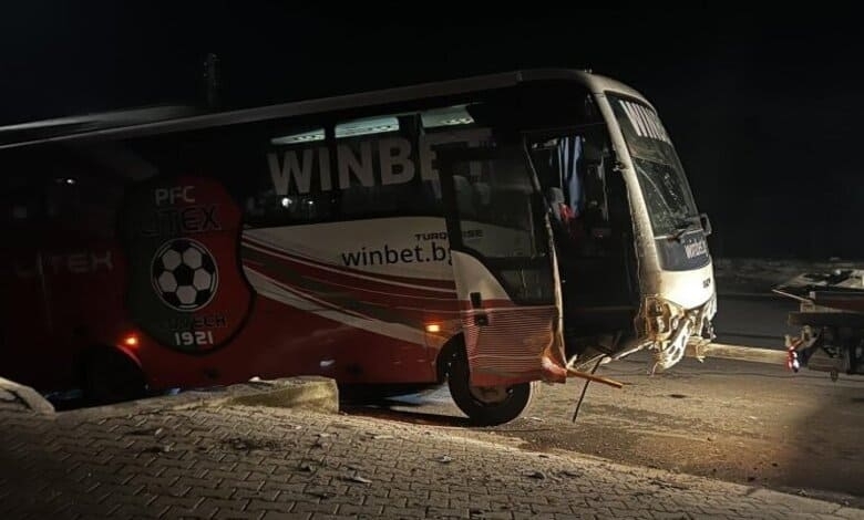 Автобус с 16 деца от детско юношеската школа на Литекс се