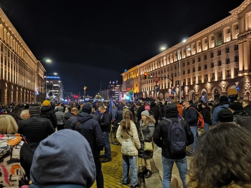 Граждани се събраха снощи на протест на площад Независимост като