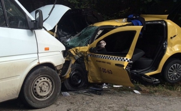 Мъж е загинал след като се ударил с такси в