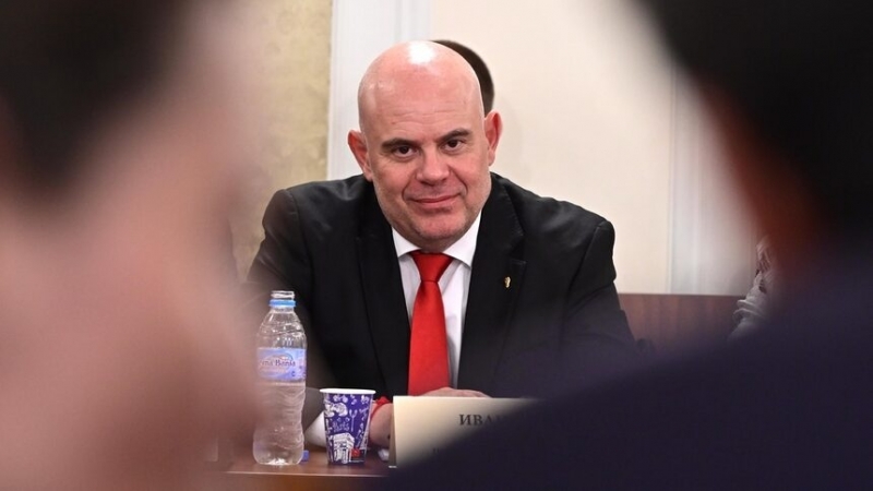 Прегрупиране или радост: Иван Гешев може да запази поста си още поне 6 месеца