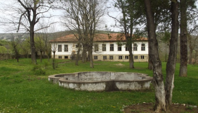 Ремонтираха покрива на бившето училище в Ослен Криводол