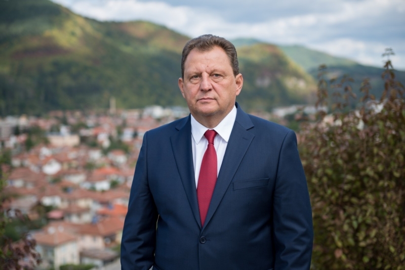 Кметът на град Етрополе който трето денонощие бедства след поройните