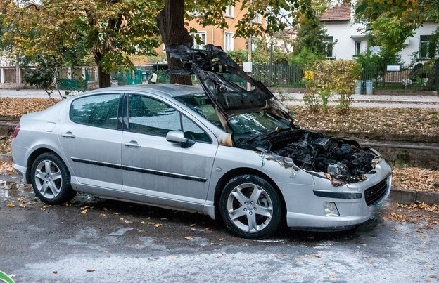 Горящ лек автомобил е събудил миналата нощ живеещите на бул