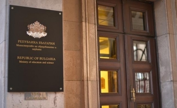 Просветният министър Красимир Вълчев изпрати писмо до всички училища в което се припомня че