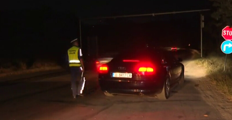 Почерпен мъж е заловен да върти волана на лъскавото си