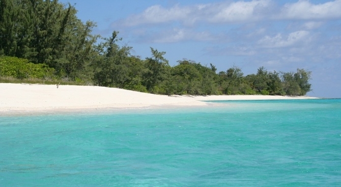 Малко пясъчно островче насред Тихия океан, принадлежащо на американския щат