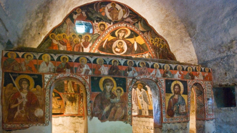 Тече ремонт на старинната каменна църква Свети Николай в мездренското