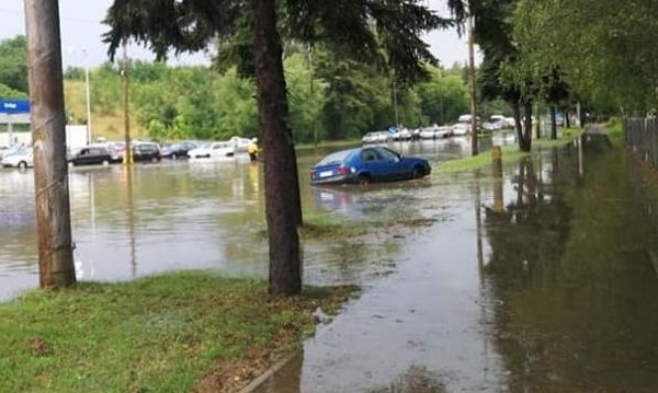 Поройни дъждове паднаха над Перник снощи и наводниха улици и