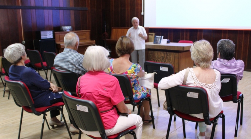 Дейците на литературния клуб Кръстьо Пишурка при народното читалище Постоянство