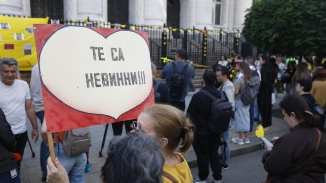 Граждани се събраха пред Съдебната палата в София в памет на загиналите на Петрохан