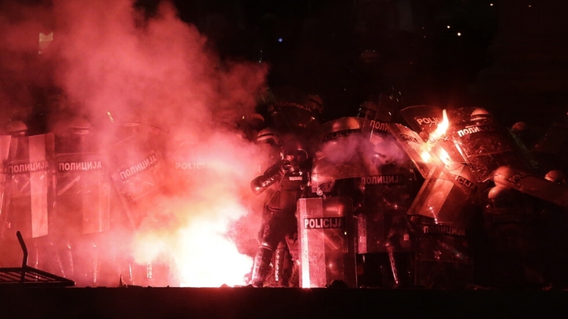 Десетки арести бяха извършени в Белград след като група буйстващи