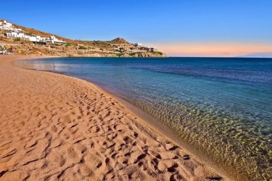 Къпането в морето в Гърция все още остава само за