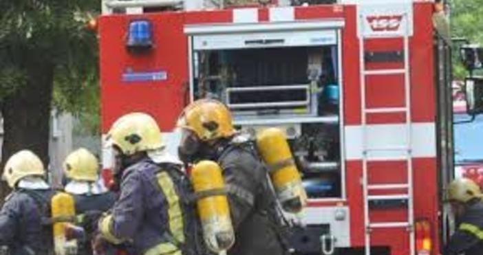 При погасяване на пламъците и разчистване е пострадал 38 годишен пожарникар