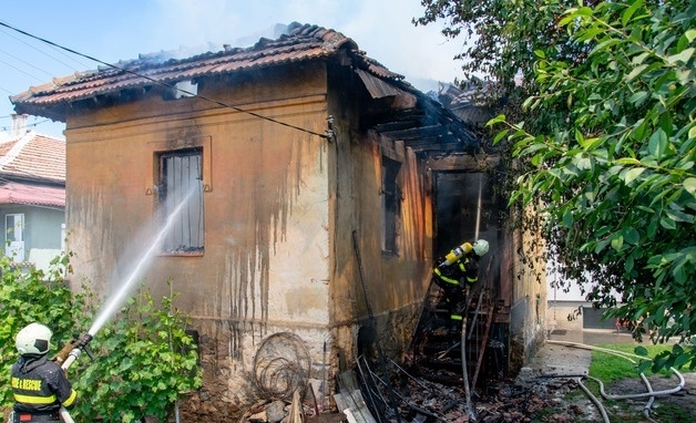 На 8 август около 9 35 часа възникнал пожар под навес