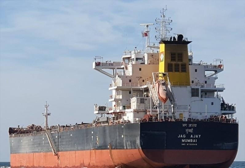 Моряк от екипажа на бълкера Jag Ajay плаващ под индийски