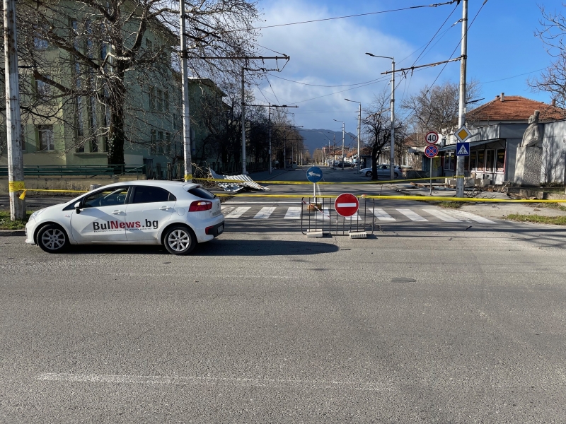 Мощният вятър който втори ден брули Враца продължава да нанася