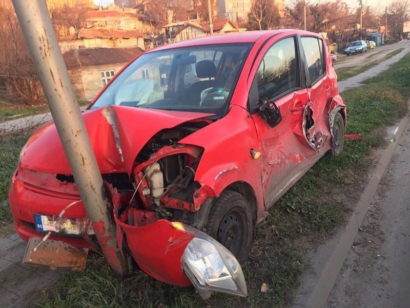 26 годишен пловдивчанин е със счупена китка след като самокатострофира в