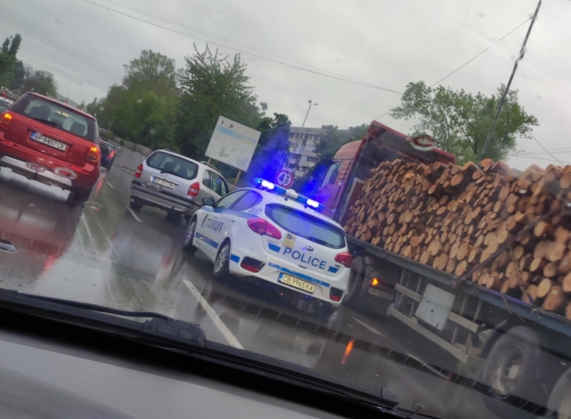 Инцидент в дъжда блокира трафика по натоварен булевард във Враца