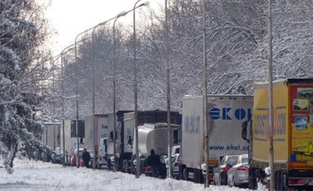Жители на Свиленград недоволстват заради километричните колони от тирове по