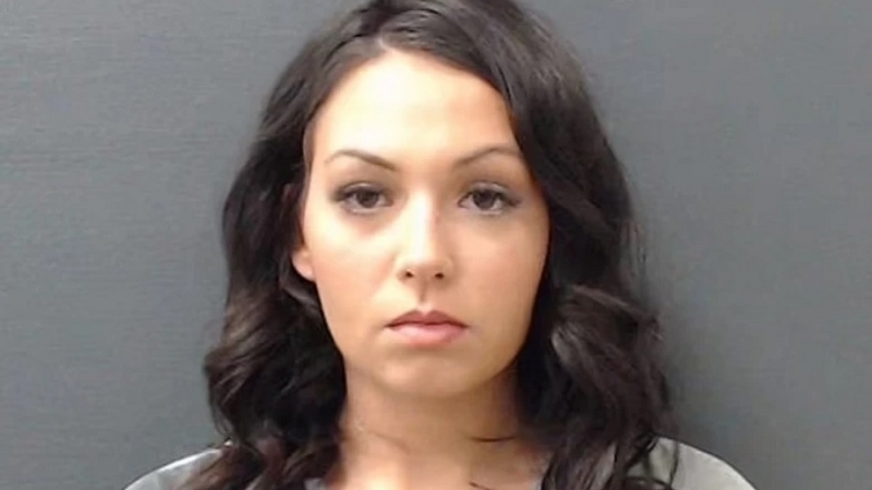 Учителка по математика е успяла да избегне по тежка присъда след секс