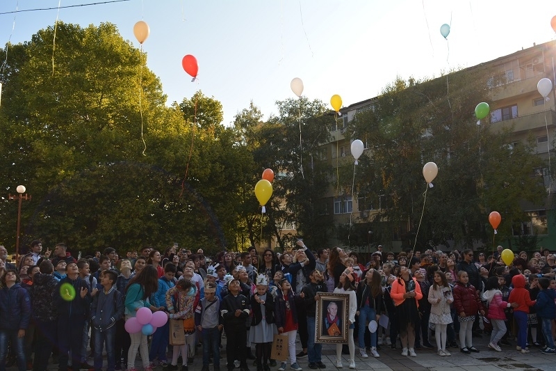 90 балона с мисли на писателя Йордан Радичков полетяха в