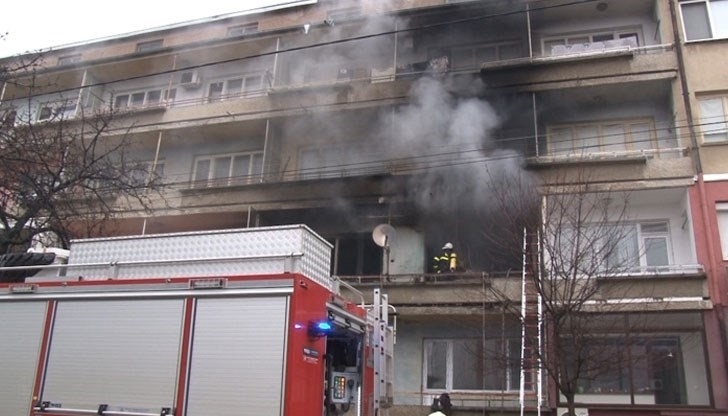 Огнеборци гасиха пожар в жилище в казанлъшкия квартал „Кармен“. Сигналът