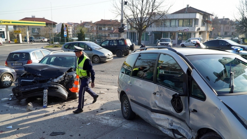 Двама се удариха на кръстовище във Врачанско единият шофьор бил