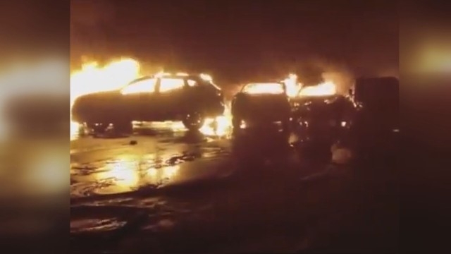 Стотици луксозни автомобили изгоряха при голям пожар на пристанището в