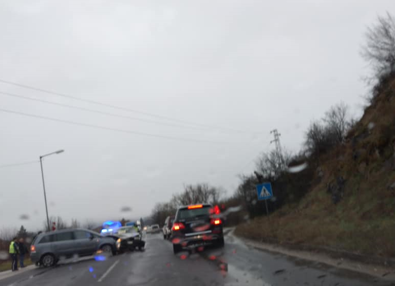 Две коли се удариха на главен път Е 79 между Мездра
