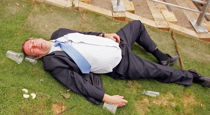 Пиян и гол до кръста руснак вилня в женски манастир