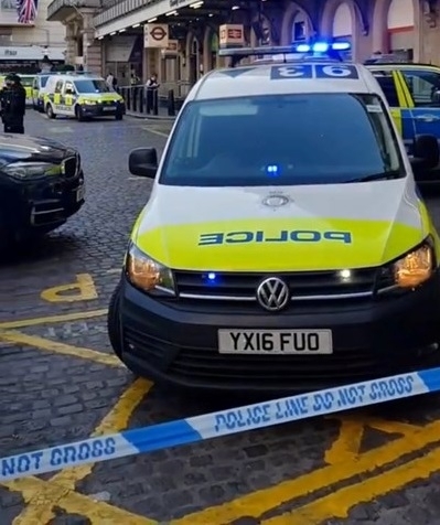Британската полиция съобщи, че гара Черинг Крос в Лондон, която