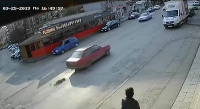 Поредна жестокост над животно Кадри на куче влачено от кола