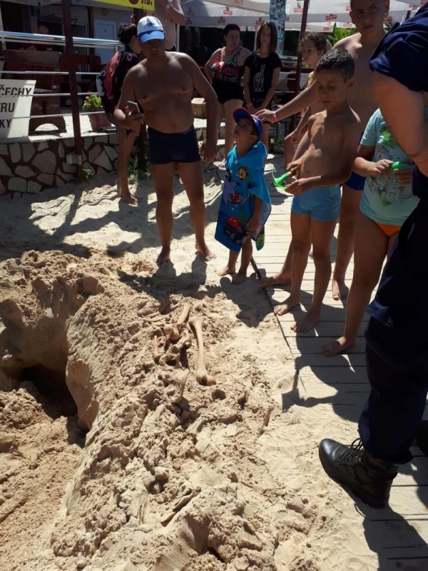 Човешки кости бяха открити преди минути на северния плаж Атлиман