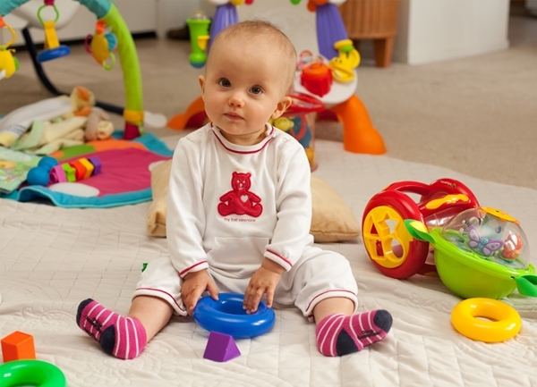 Бебетата не трябва да бъдат заобиколени от много играчки предупреждават