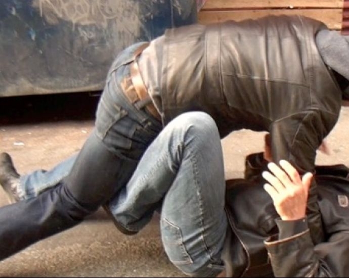 Четирима младежи са задържани за жесток побой над охранител в