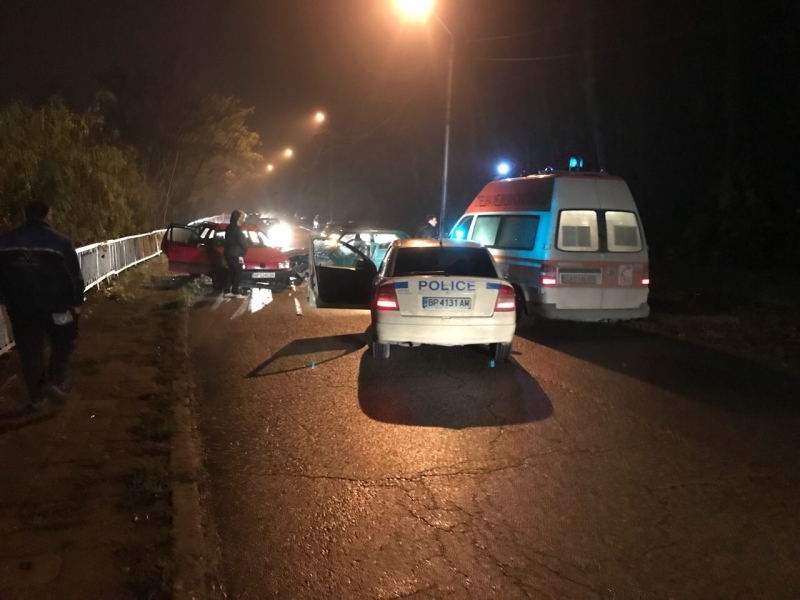 Четирима човека пострадаха в катастрофа край „Чайка“ във Враца, съобщиха