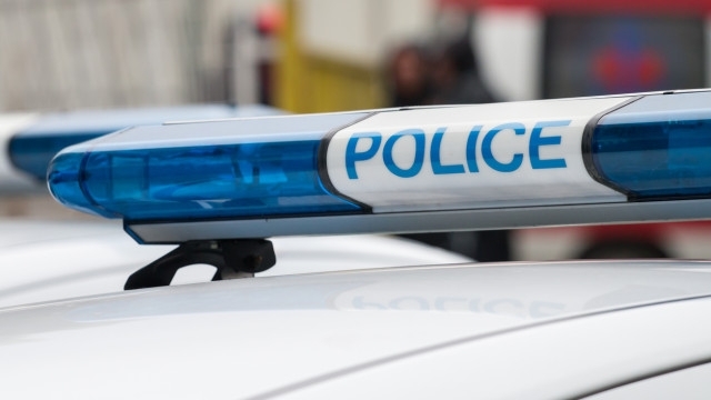 Трима полицаи и служебното им куче са пострадали при нападение