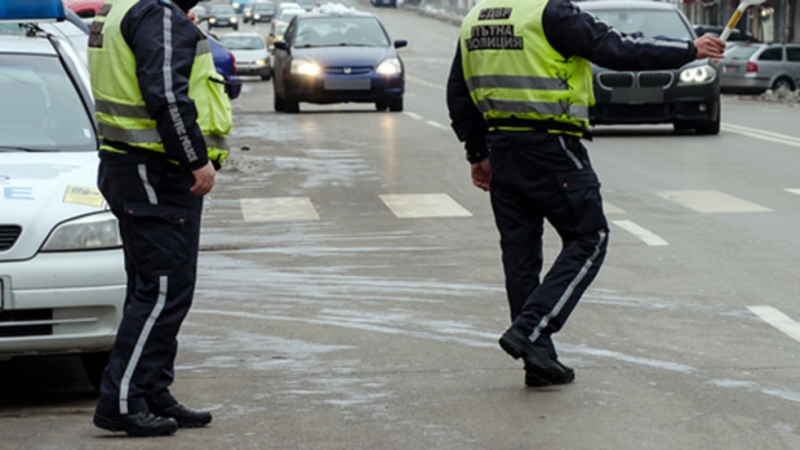 За 24 часа: Полицаи провериха над 300 човека във Врачанско, десетки отнесоха глоби