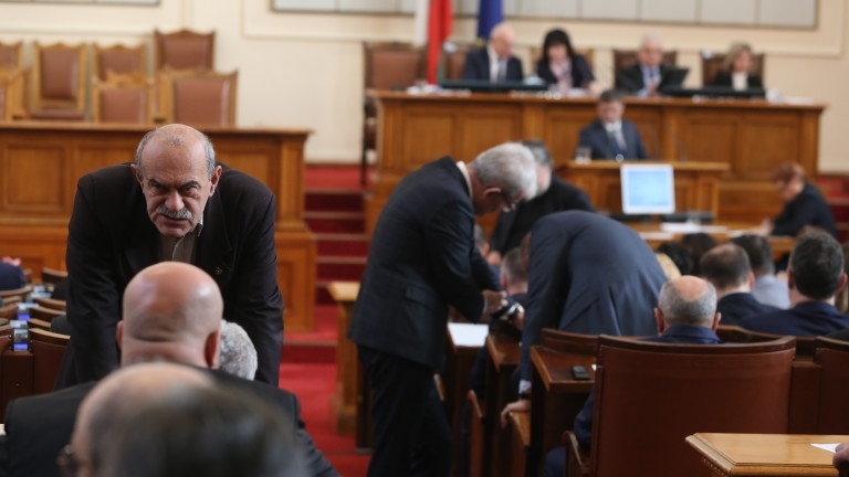 Цирк в парламента! Патриотите си скочиха на бой