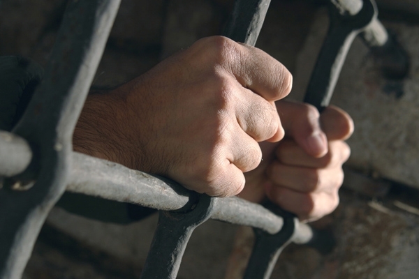 Излежаващ доживотна присъда за изнасилване беше освободен погрешка от затвор