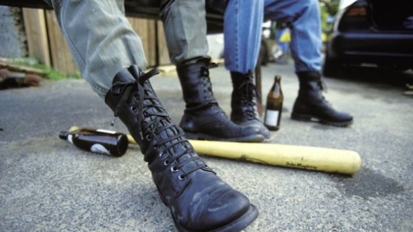 Служители на полицията във Велико Търново издирват двама за извършен