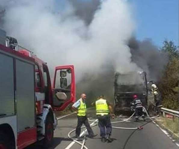 Автобус изгоря като факла на пътя Слънчев бряг Обзор съобщи Флагман