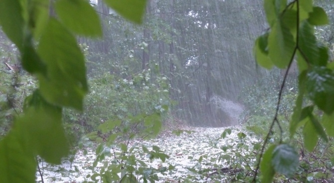 Градушка от едри ледени късове валя в продължение на 12