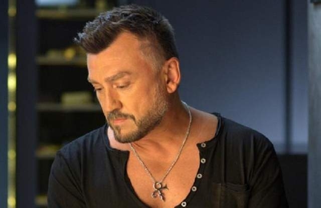 Поп изпълнителят Любо Киров счупи пръст на ръката си по