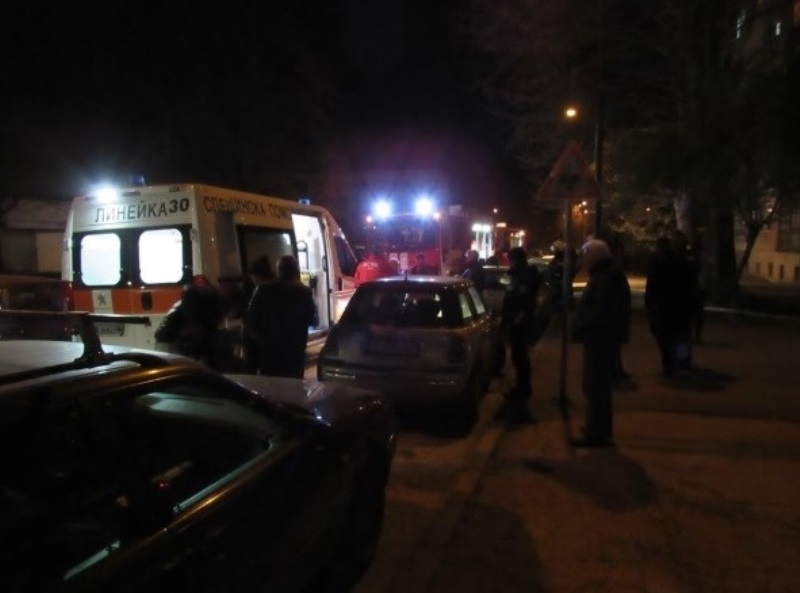 Човек е пострадал при пожар в къща в Козлодуй съобщиха