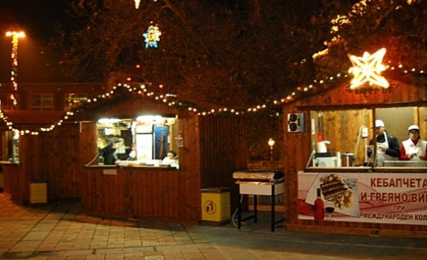 Пет от къщичките на Коледния базар в София са запечатани