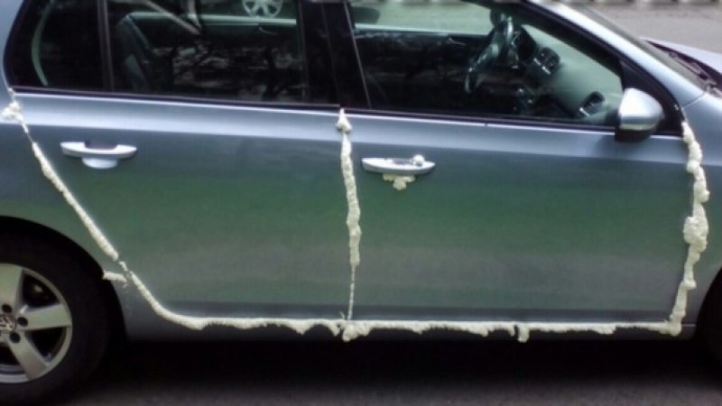 Монтански полицаи издирват бандит сложил монтажна пяна на две коли