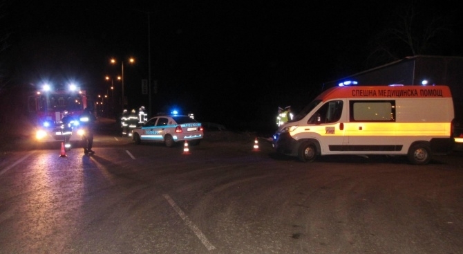 Бус се обърна на пътя между две монтански села съобщиха