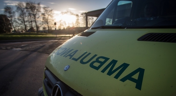 Няколко души са пострадали след като въоръжен мъж открадна линейка