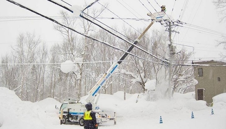Над 2500 човека са на тъмно от неделя вечерта в